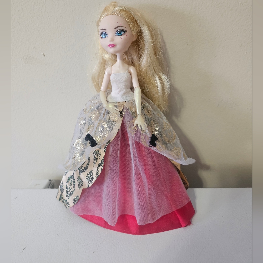 Mattel Ever After High Legacy Day Apple White Doll